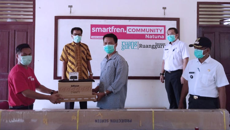 Penyerahan secara simbolis bantuan sarana pendidikan dari perwakilan Smartfren dan Ruangguru di salah satu SMA Natuna.(Foto : Dok.Smartfren)
