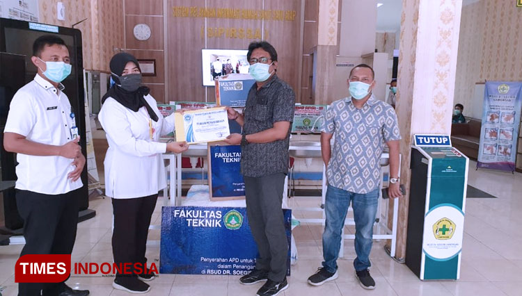 Fakultas Teknik menyerahkan bantuan Alat Pelindung Diri (APD) kepada tenaga medis RSUD dr Soegiri Lamongan, Rabu (6/5/2020). (FOTO: Rif’atul Machmudah (CR-161)/AJP TIMES INDONESIA)