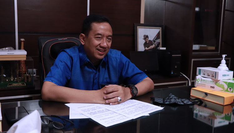 Bupati Cilacap, H. Tatto Suwarto Pamuji, ketika menyampaikan hasil laboratorium tentang pasien covid-19. (Foto: dok Diskominfo For TIMES Indonesia)