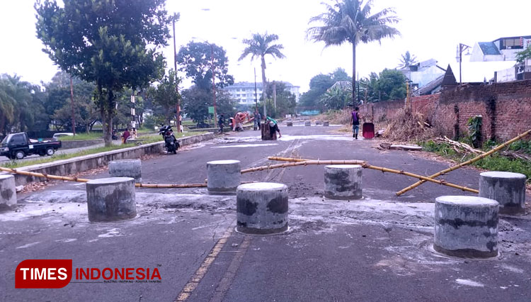 Polisi memasangan betonbiz di area GOR Ken Arok Kota Malang yang kerapkali dijadikan arena balap liar. (Foto: Humas Polresta Malang Kota for TIMES Indonesia)