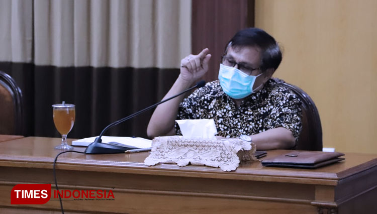 Ketua Tim Advokasi PSBB dan Survilans Covid-19 dari Fakultas Kesehatan Masyarakat (FKM) Unair, dr. Windhu Purnomo saat konferensi pers di Gedung Negara Grahadi, Jalan Gubernur Suryo, Surabaya, Jumat (8/5/2020) malam.(Foto : Lely Yuana/TIMES Indones