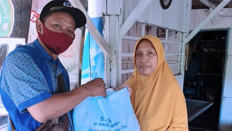 Tim Badan Amal Zakat Infaq dan Shadaqah (Bazis) PT GARAM saat memberikan sembako di area Pegaraman Gersik Putih Sumenep Madura, Jum'at (08/05/2020). (Foto: ....)
