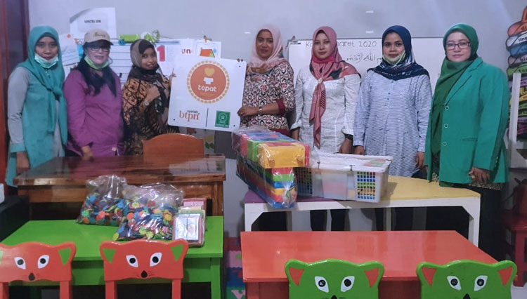 Pengurus Cabang Fatayat NU Kabupaten Malang saat menyerahkan bantuan alat peraga edukasi kepada pihak PAUD Lembah Manah. (Gumilang/TIMES Indonesia)