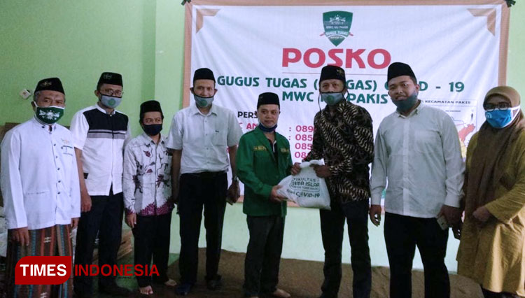 Penyerahan sembako dan masker oleh Fakultas Agama Islam Unisma Malang. (FOTO: AJP TIMES Indonesia)