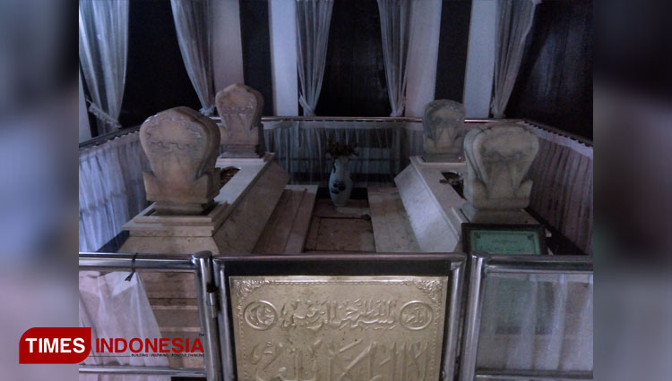 Makam pangeran Terboyo dan istrinya, Raden Ajeng Suci Satiyah. (FOTO: Mushonifin/TIMES Indonesia)