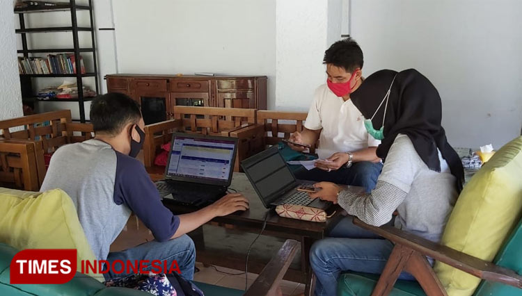 Pegawai Dinas Sosial Banyuwangi saat menginput data bantuan sosial untuk warga. (Foto: Rizki Alfian/ TIMES Indonesia)
