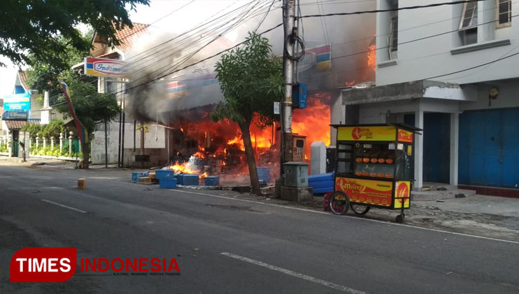 Minimarket di Jalan KH. Agus Salim, Sondakan Solo terbakar hingga semua barang dagangan nyaris ludes. (Foto: Ario Bhawono/TIMES Indonesia)