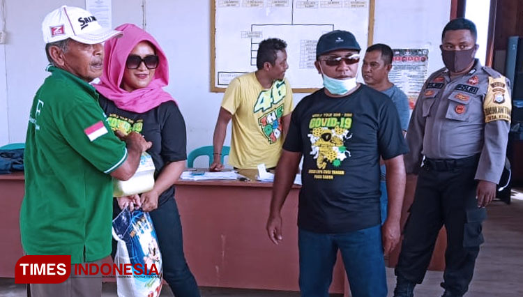Makmurdin Mus saat melakukan pembagian sembako kepada warga (Husen Hamid/Times Indonesia)