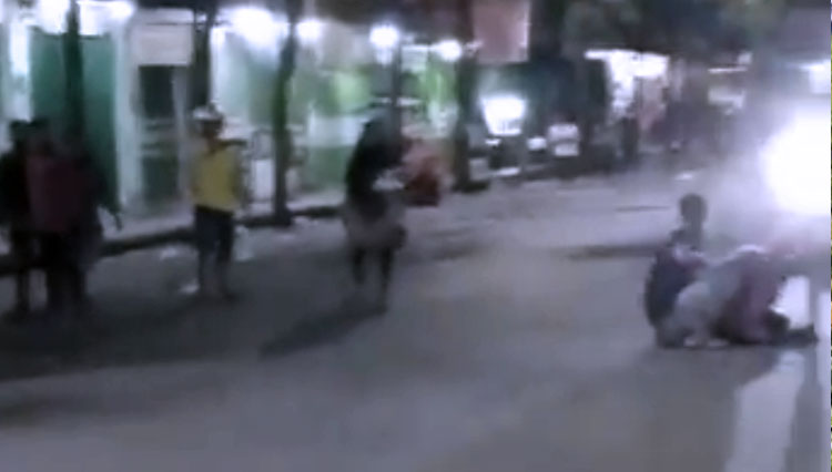 Tampak karyawati yang kesurupan berlarian ke jalan. (FOTO: Capture video)