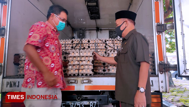 Direktur Utama PT. Panca Patriot Prima (Sidoagung Group), Liem Fee Lok (kiri) saat mendampingi Bupati Lamongan, Fadeli untuk melihat telur-telur yang disumbangkan kepada GTPPC Lamongan, Senin (11/5/2020). (FOTO: MFA Rohmatillah/TIMES Indonesia)