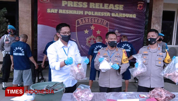 Kapolresta Bandung Kombes Pol Hendra Kurniawan saat ekspos kasus daging celeng oplosan, di Mako Polresta Bandung, Senin (11/5/20). (Foto : Iwa/TIMES Indonesia)