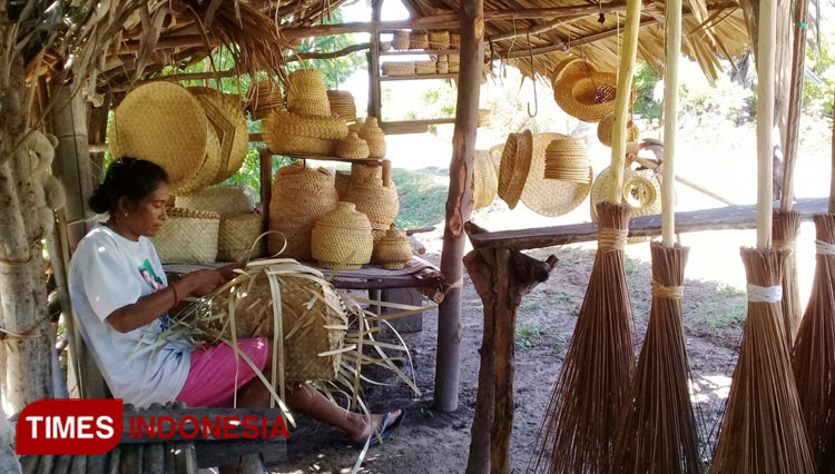 Marince, one of local weaver of East Sumba, East Nusa Tenggara. (PHOTO:Habibudin/TIMES Indonesia)