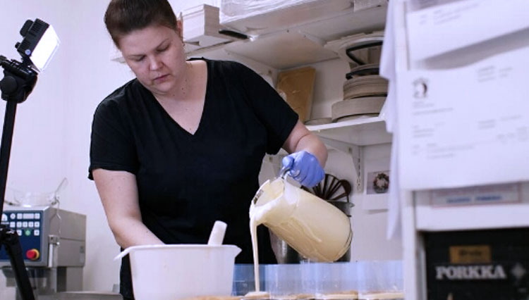 A bakers starting to bake toilet paper cake. (Photo: Reuters)