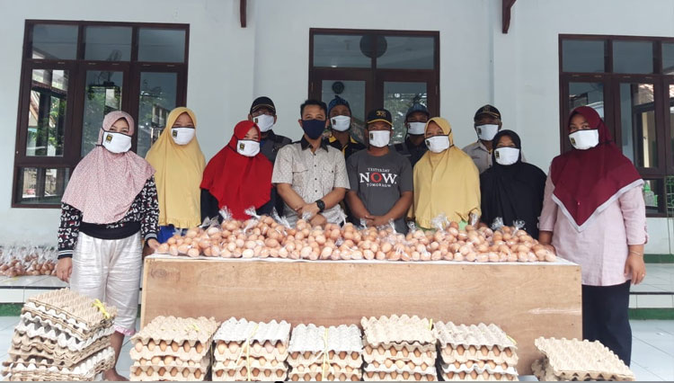 Anggota Fraksi PKS DPRD Kabupaten Kuningan Bagikan 50 Ribu Telur Ayam ...