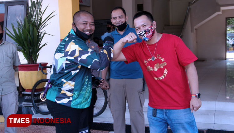 Komandan Brimob Polda DIY Kombes Pol Imam Suhadi SIK (kiri) ketika menerima bantuan dari Ikatan alumni SMA Tirtonirmolo Bantul, DIY. (FOTO: Sati Brimob Polda DIY for TIMES Indonesia)