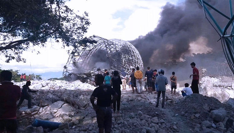 Kubah Masjid Agung Darussalam Palu terbakar. (Foto: Rolis Muchlis for TIMES Indonesia)