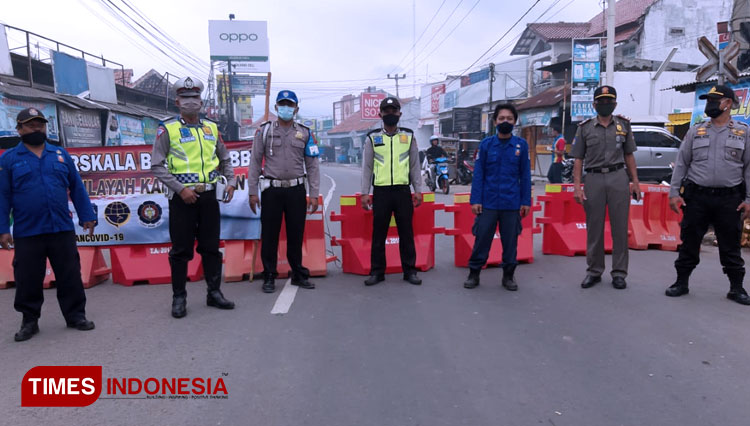 Sejumlah petugas saat berjaga-jaga di jalan penghubung antara provinsi Jawa Barat dan Jawa Tengah. (Foto: Abdulrohman/ TIMES Indonesia)