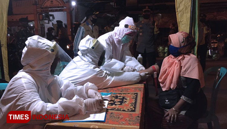 Pedagang di Pasar Bongkaran Tuban saat Rapid tes, Rabu,(13/05/2020). (Foto: Achmad Choirudin/TIMES Indonesia)