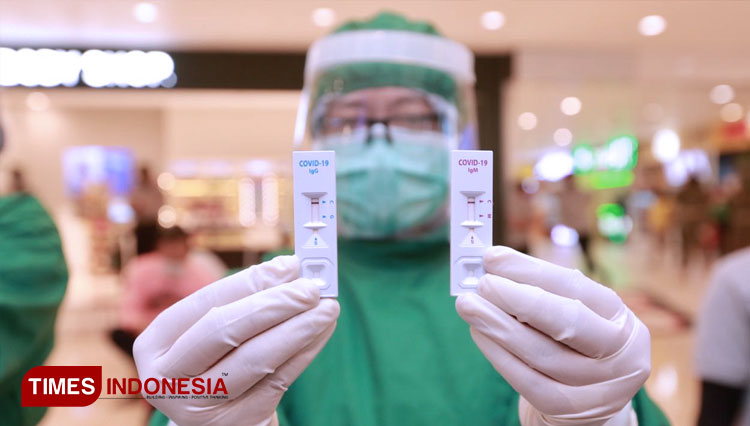 Tim medis menunjukkan alat rapid tes yang digunakan tenaga kesehatan di Pemkab Banyuwangi. (Foto: Rizki Alfian/ TIMES Indonesia)