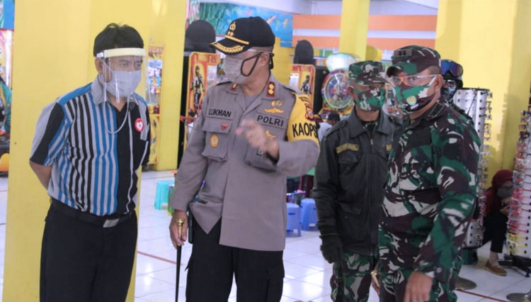 Kapolres Kuningann AKBP Lukman Syafri Dandel Malik didampingi Dandim 0615 Letkol Czi Karter Joyi Lumi bersama jajaran Tim Gabungan saat melakukan patroli gabungan. (Foto: Humas Polres Kuningan For TIMES Indonesia)