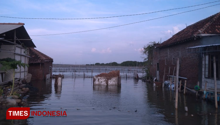 Air rob terus meningkat ke permukaan tanah akibatkan rumah rusak di Desa Bedono, kecamatan Sayung, Kabupaten Demak, Rabu (14/5/2020). Fuhatur Rohman/Times Indonesia