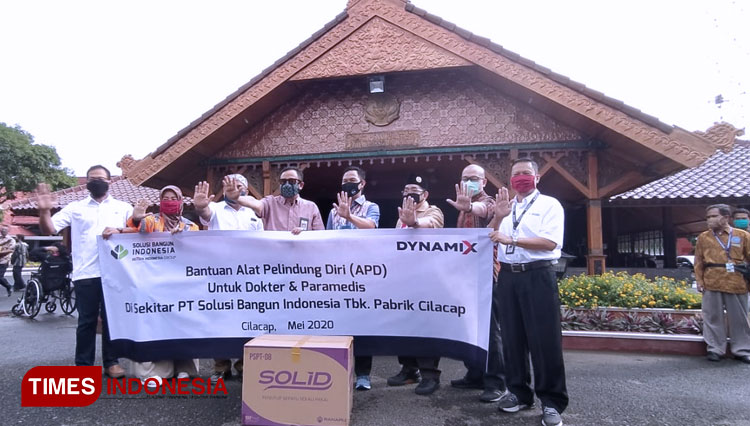 Penyerahan secara simbolis bantuan APD bagi tenaga medis di Pendopo Wijayakusuma Sakti, kompleks Pemkab Cilacap. (FOTO: PT SBI for TIMES Indonesia)