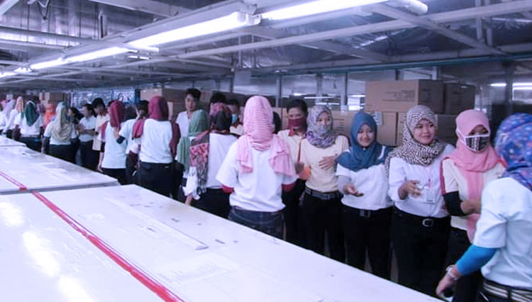 Para pekerja di sebuah pabrik di Sragen. (foto: Dok/TIMES Indonesia)