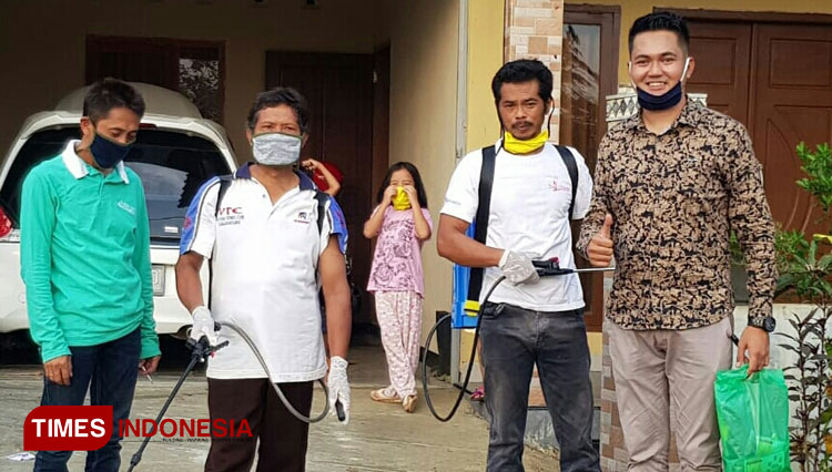 Muhammasd Guruh berusaha melakukan upaya pencegahan Covid-19 dengan penyemprotan disinfektan. (Foto: Muchlas Hamidi/TIMES Indonesia)