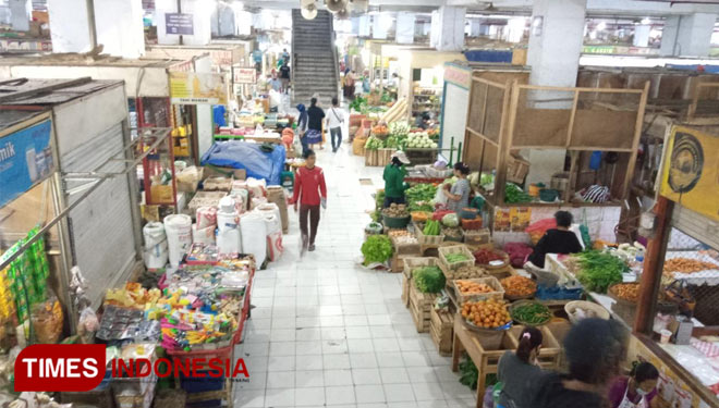 Suasana transaksi sejumlah kebutuhan pokok di Pasar Besar Madiun (PBM). (Foto: Gerry Setiawan/TIMES Indonesia)