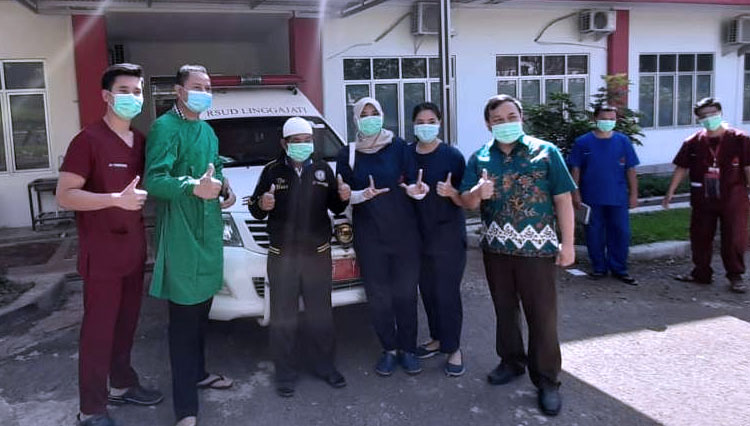 Direktur RS Linggarjati dr Edi Martono saat akan mengantarkan pasien Covid-19 yang sembuh. (FOTO: Nanang Kuningan Religi)