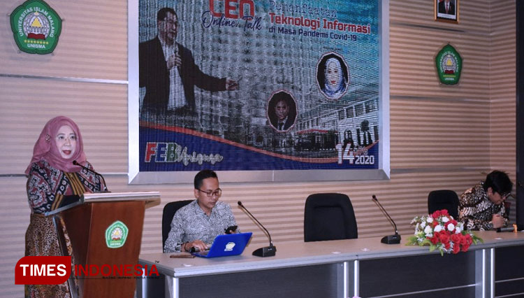 Dekan FEB UNISMA Nur Diana, SE.,M.Si saat memberikan Welcome Speech di Acara CEO Talk bersama Wadek Bidang kemahasiswaan Khalukussabir, SE., MM. (FOTO: AJP TIMES Indonesia)