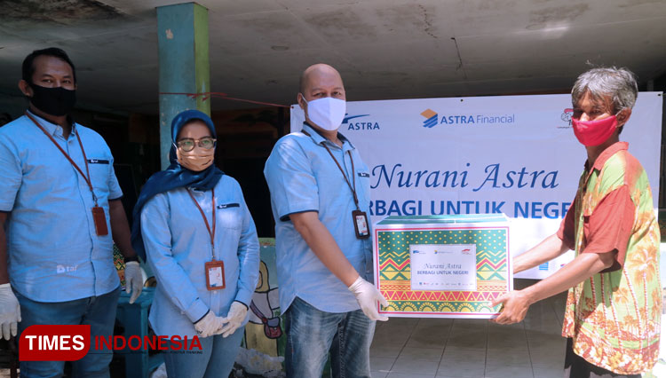 Seprizul Omar, Kepala Cabang TAF Surabaya MERR menyerahkan bantuan bingkisan sembako kepada warga Deles, Surabaya, Sabtu (16/5/2020). (Foto: Lely Yuana/TIMES Indonesia)
