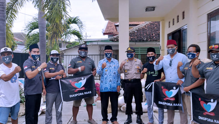 Pengurus Diaspora Raas bersama jajaran Muspika Raas saat akan menyalurkan bantuan beras untuk warga terdampak Covid-19 di Kepulauan Raas, Kabupaten Sumenep, Senin (18/5/2020). (Foto: Ach Yani Zain for TIMES Indonesia)