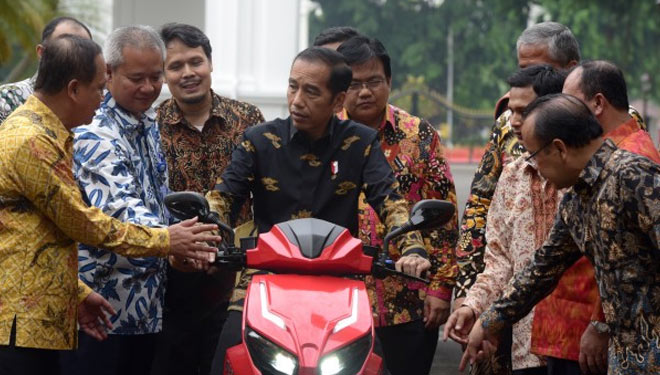 Presiden Jokowi saat naik motor Gesits (Foto: setkab.go.id)
