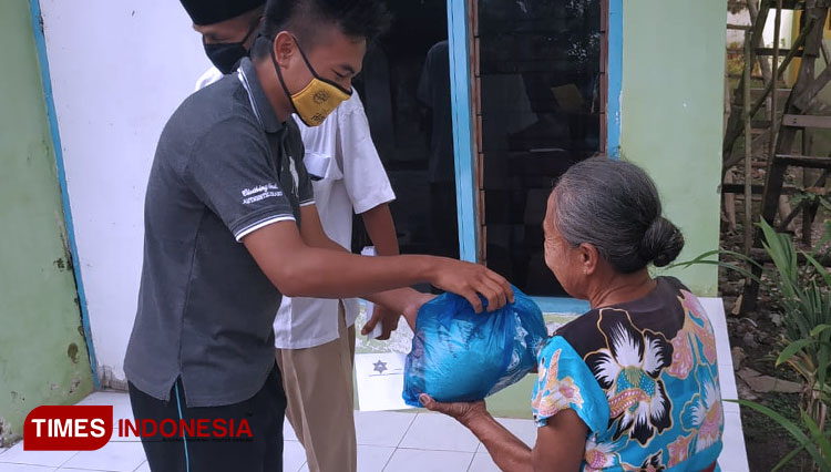 Karta-Aruna-Seroja-Pasuruan-serahkan-donasi-kepada-dhuafa-dan-anak-yatim.jpg