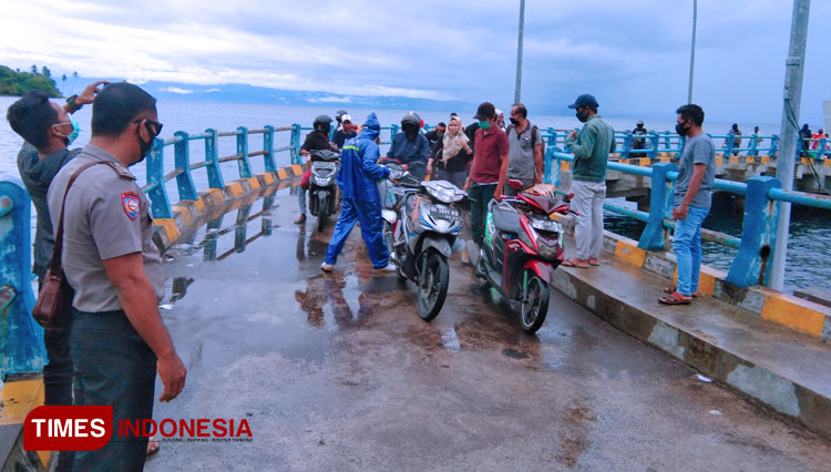 Pemeriksaan tim Gugus Satgas Kecamatan kepada 37 pemudik yang menggunakan tiket penyebrangan Ternate-Moti. (FOTO: Iwan/TIMES Indonesia)