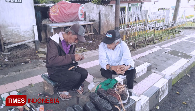 Tukang-SOl-Sepatu-a.jpg