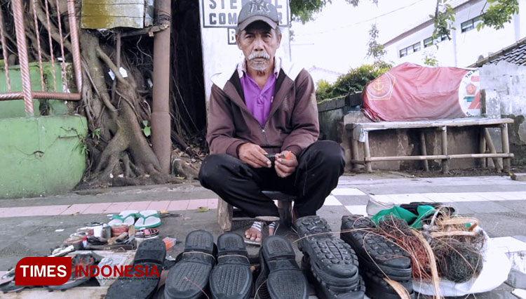 Rochman, salah seorang tukang sol sepatu di Kuningan Kota. (FOTO: Oon Mujahidin/ TIMES Indonesia)