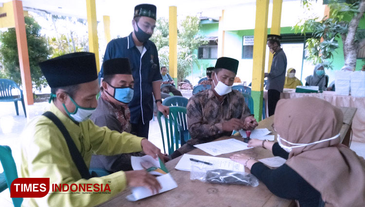 UPZ Baznas Dukun Gresik saat mengumpukan ZIS di Desa Babakbawo, Kecamatan Dukun (Foto: Akmal/TIMES Indonesia).