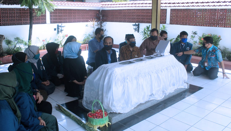 Doa bersama di makam pahlawan dr. Soetomo oleh jajaran civitas akademi. (Foto: Humas Unitomo)