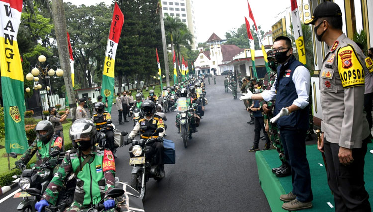 Gubernur Jabar Ridwan Kamil saat melepas pendistribusian bantuan berupa sembako hasil kolaborasi Forkopimda Jabar dengan elemen masyarakat di Makodam III Siliwangi, Kota Bandung, Selasa (19/5/20). (Foto: Humas Jabar for TIMES Indonesia)