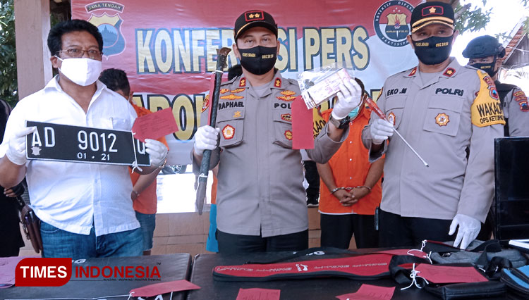 Kapolres Sragen AKBP Raphael Sandy Cahya Priambodo dan jajarannya menggelar jumpa pers di halaman mapolres, Selasa (19/5/2020). (foto: Mukhtarul Hafidh/TIMES Indonesia)