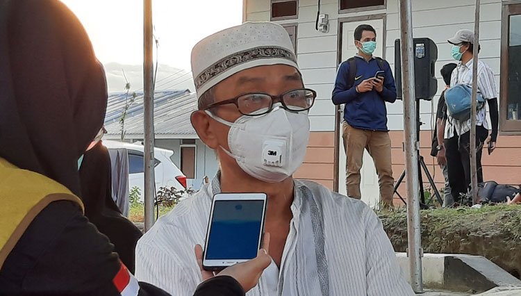 Sudirman memakai baju warna putih. (Foto: Sarifah Latowa/TIMES Indonesia)