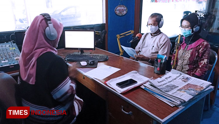 Narasumber BNN Kota Kediri dalam Talkshow Bersama Radio Bonansa FM. (FOTO: AJP TIMES Indonesia)