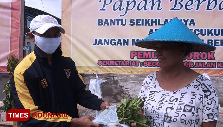 The local community of Slorok, Malang, East Java, who suffered financially from Covid-19 took the veggies and groceries provided by another local community on a wooden shelf. (Photo: Ovan Setiawan/TIMES Indonesia)