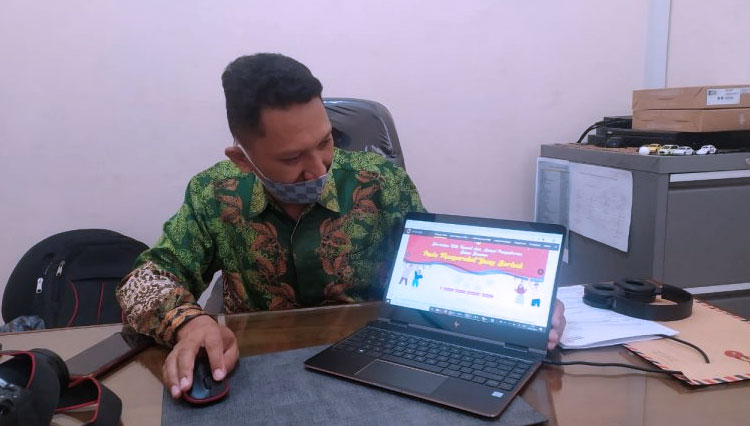 Kabid Pengembangan Smart City Rudi B. Prakoso memperlihatkan platform Radar Bansos Kabupaten Jember. (Foto: Humas Pemkab Jember for TIMES Indonesia)