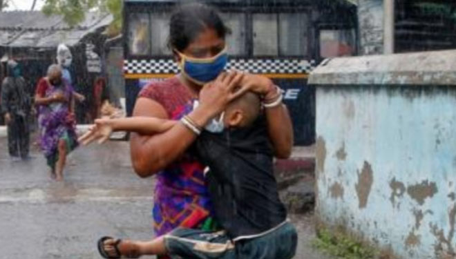 Orang-orang berlindung di Kolkata saat topan mendekat sambil menjaga jarak sosial. (Foto: Reuters)