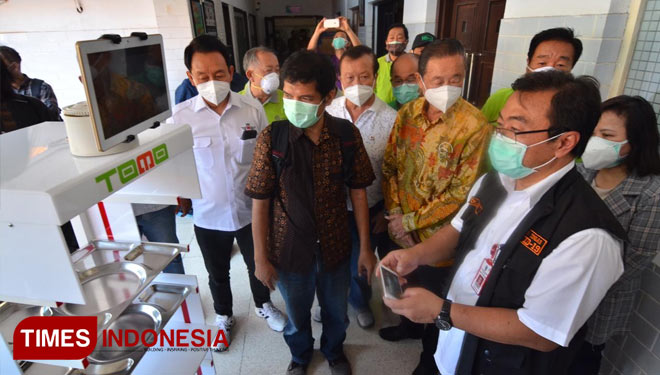 Suasana penyerahan bantuan robot Tomo dari Hartono Wira Tanik kepada RSUD dr Soetomo Surabaya, Rabu (20/5/2020). (Foto: Candra Wijaya/Times Indonesia)