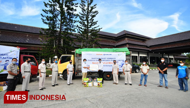 Direksi dan manajemen Pupuk Kaltim menyerahkan bantuan paket sembako secara simbolis kepada Lurah loktuan M.Takwin. (Foto: Humas PKT For TIMES Indonesia)