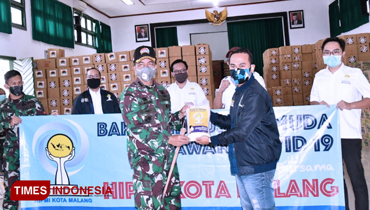 Bantuan dari Relawan MBLC disalurkan kepada Danrem 083/Bdj Kolonel Inf Zainuddin. (Foto: Penrem 083/Bdj)